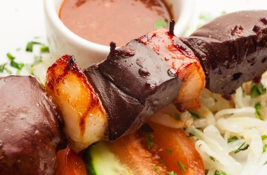 Leckerer Schaschlik aus Rinderleber mit Speck