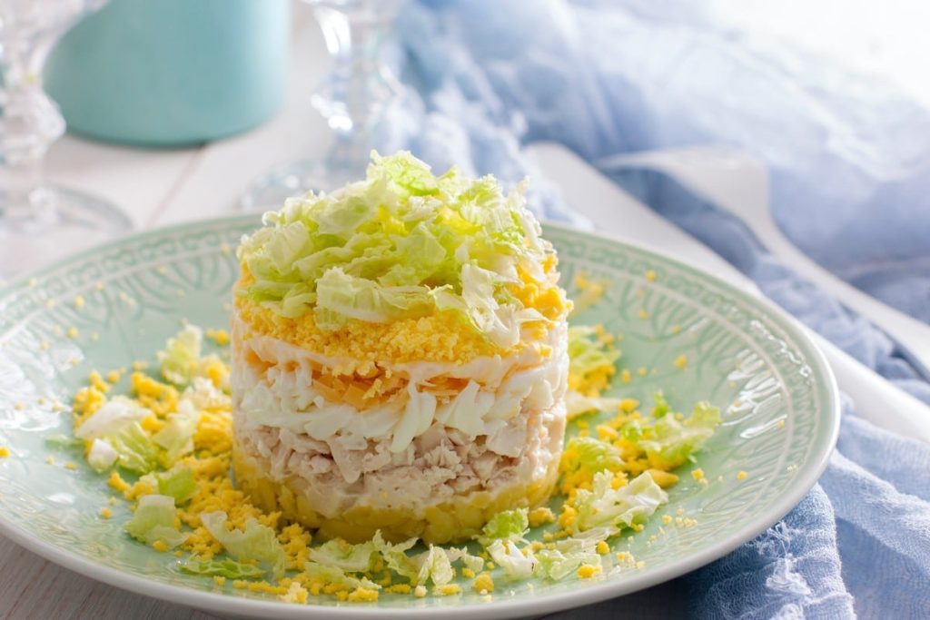 Leckerer Schichtsalat aus Hähnchenbrust