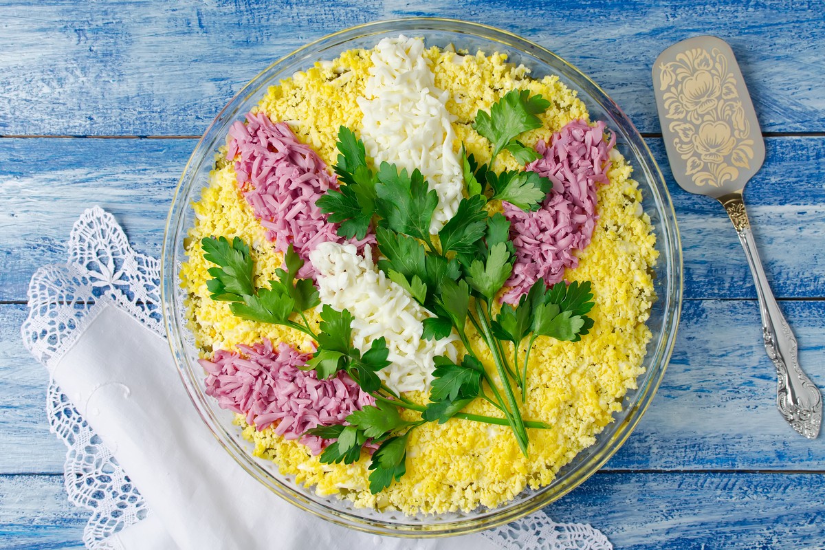 Leckerer Schichtsalat mit Hähnchen und Eiern zum Gegrillten