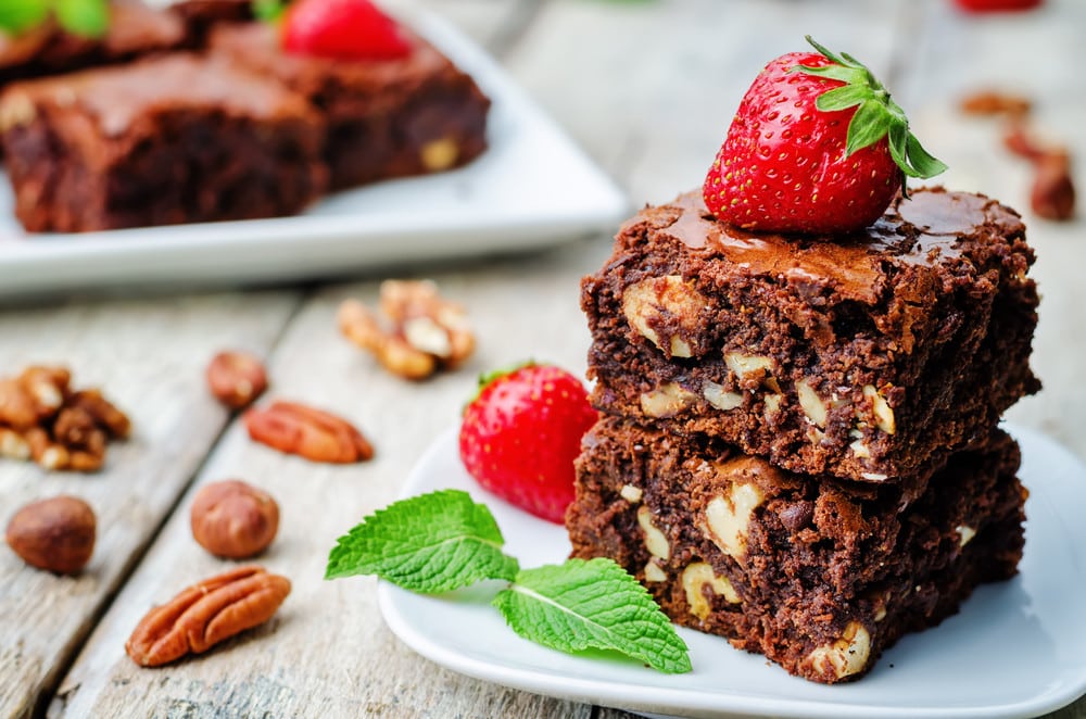 Leckerer Schokokuchen mit Nüssen und Kakao