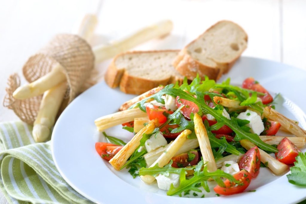 Leckerer Spargelsalat mit Rucola