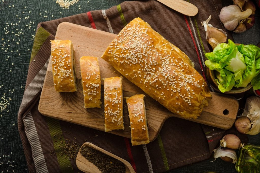 Leckerer Zucchinikuchen aus Blätterteig mit Schinken und Käse