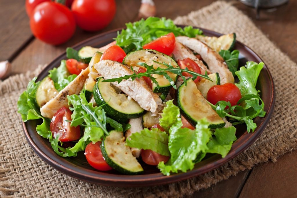 Leckerer Zucchinisalat mit Hähnchen und Tomaten