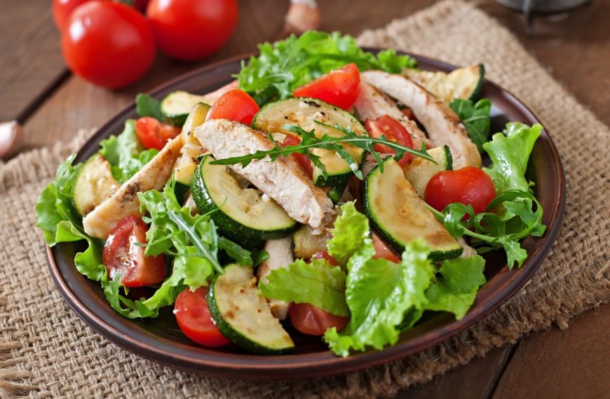 Leckerer Zucchinisalat mit Hähnchen und Tomaten