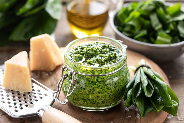 Leckeres Bärlauchpesto mit Pinienkernen, Parmesan und Knoblauch