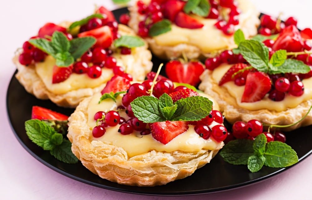 Leckeres Blätterteiggebäck mit Pudding und Johannisbeeren