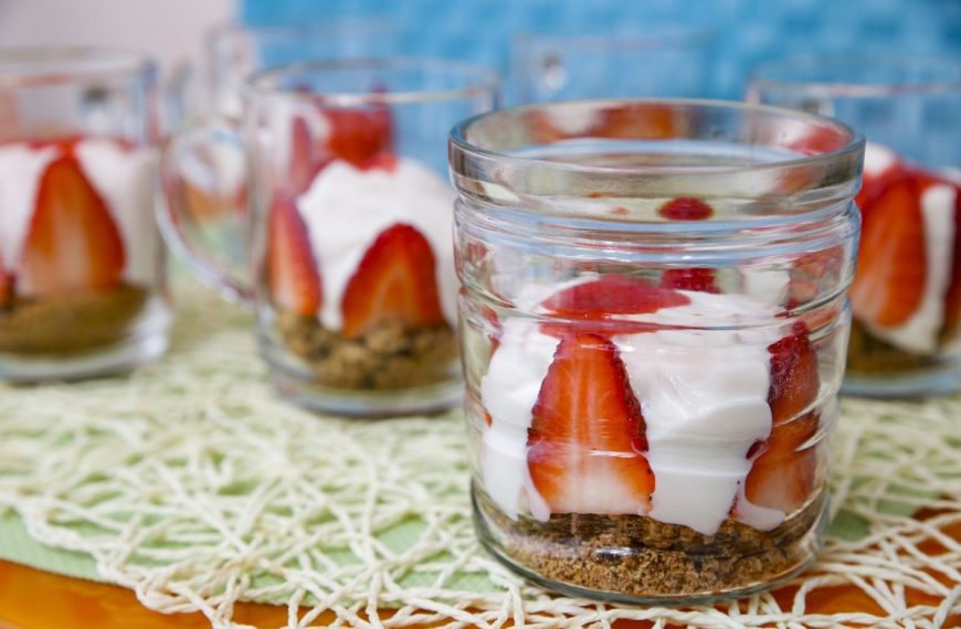 Leckeres Dessert im Glas mit Erdbeeren und Mascarponecreme
