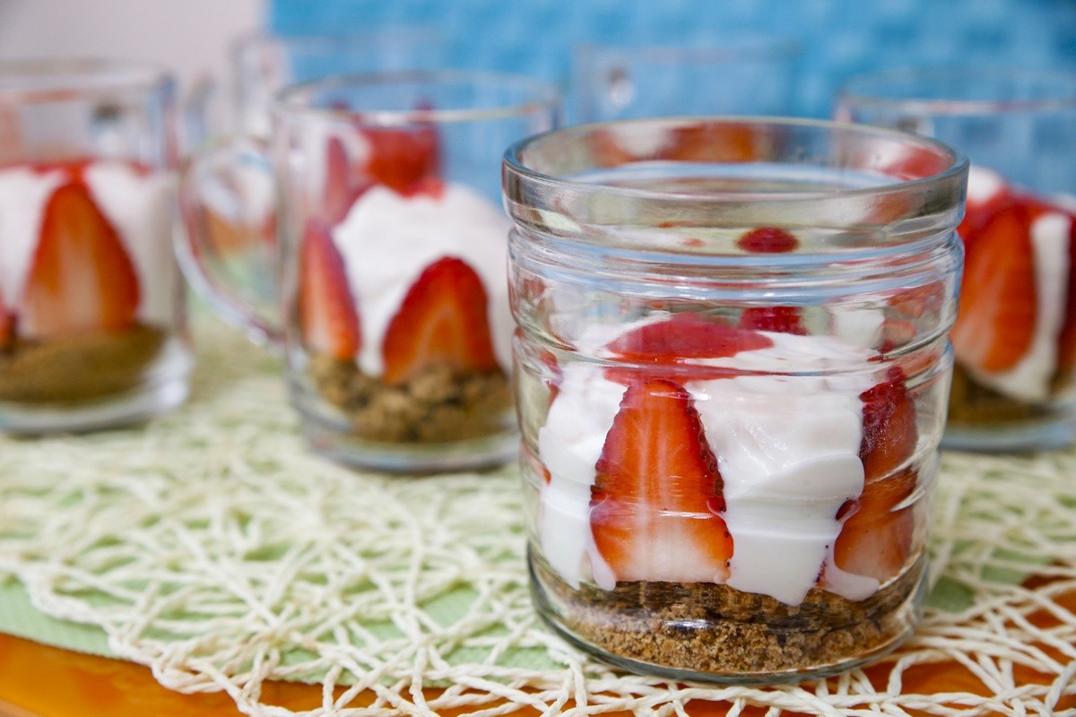 Leckeres Dessert im Glas mit Erdbeeren und Mascarponecreme