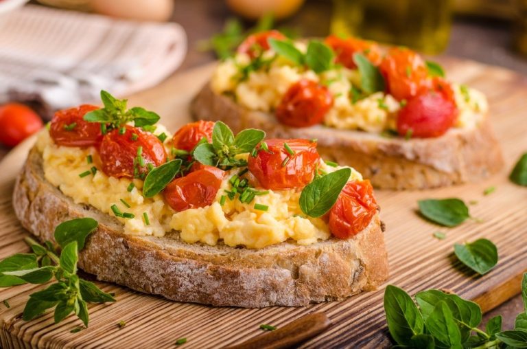 Leckeres Rührei mit Tomaten auf Brot