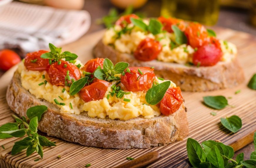 Leckeres Rührei mit Tomaten auf Brot