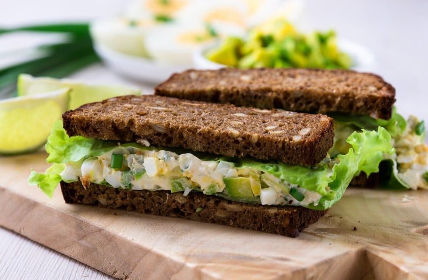 Leckeres Sandwichbrot mit Eieraufstrich und Avocado