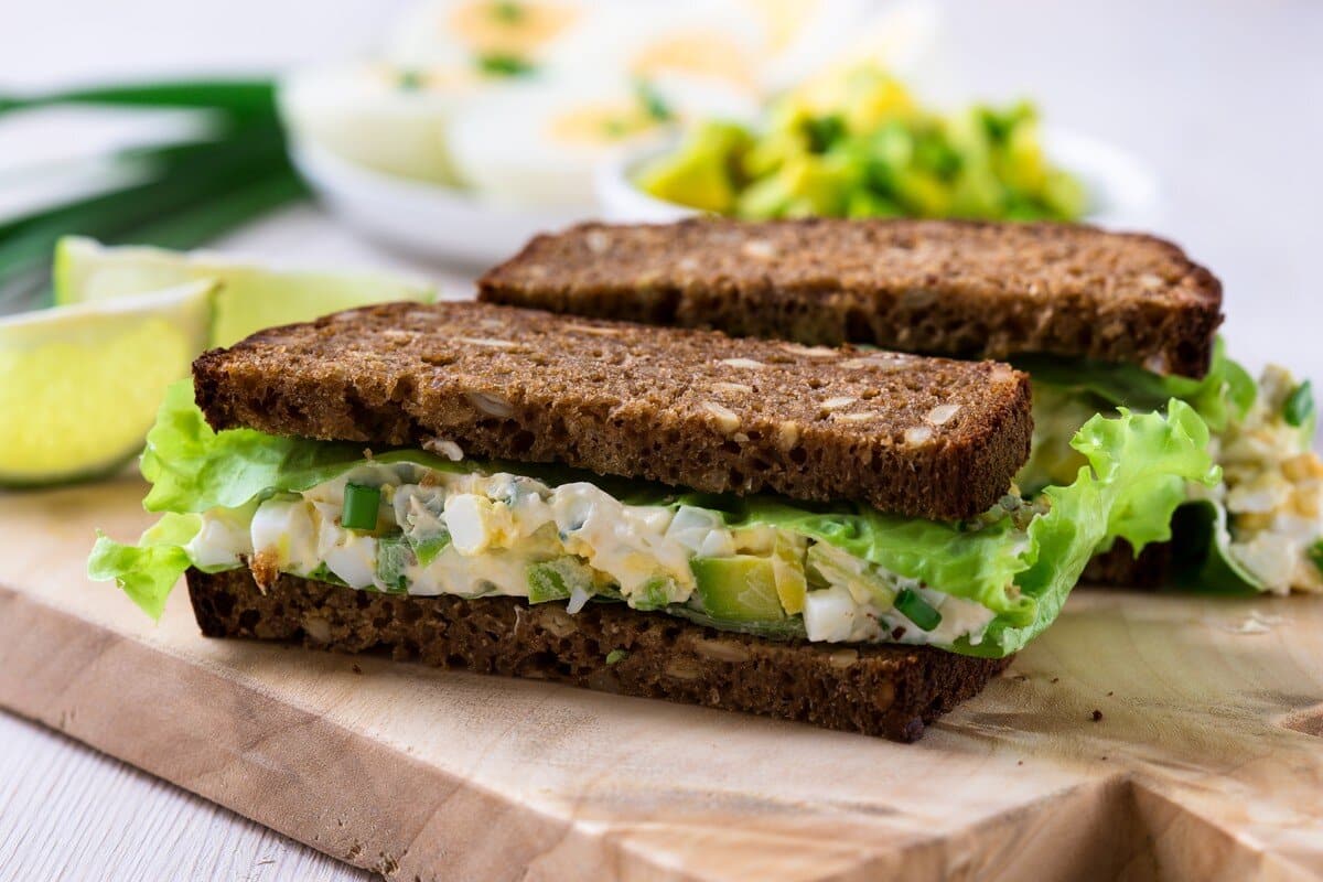 Leckeres Sandwichbrot mit Eieraufstrich und Avocado