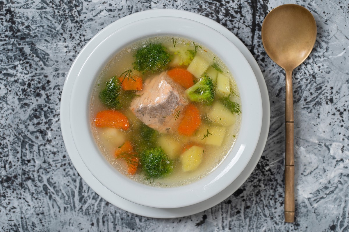 Leichte Brokkolisuppe mit Lachs