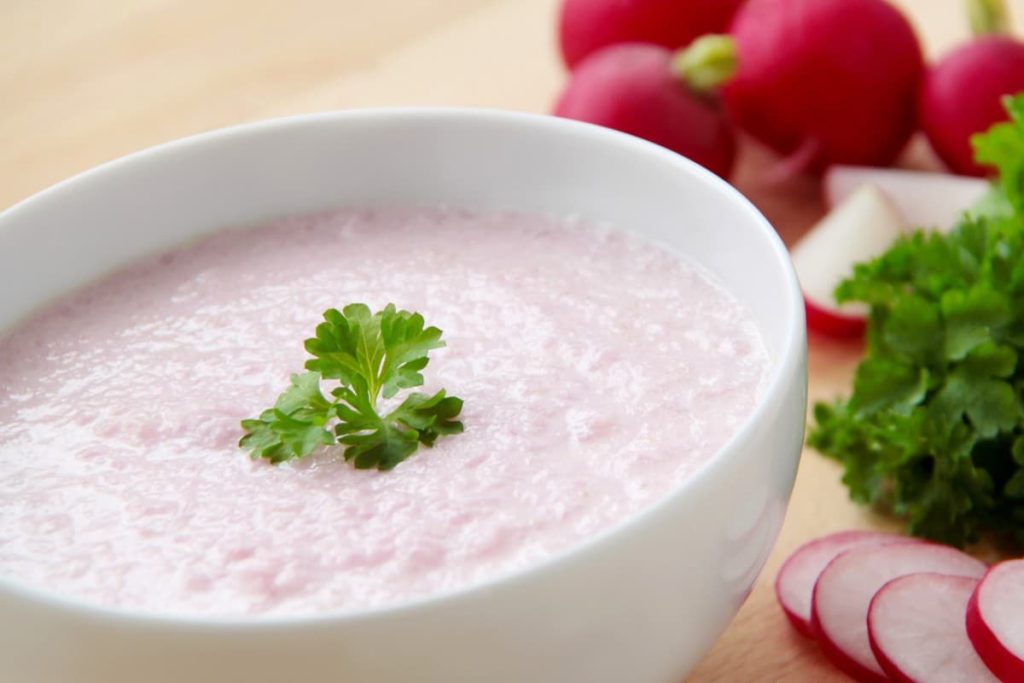 Leichte Cremesuppe mit Radieschen