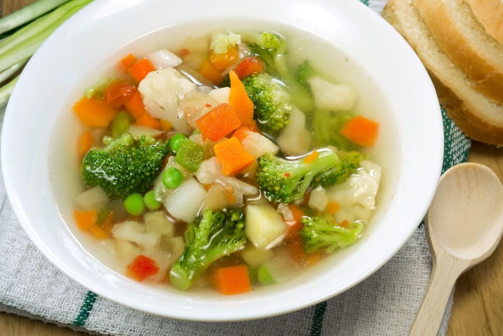 Leichte Gemüsesuppe mit Porree und Kräutern