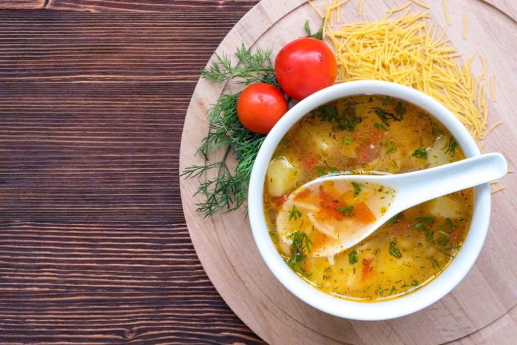 Leichte Hühnersuppe mit Nudeln, Kartoffeln, Tomaten und Karotten