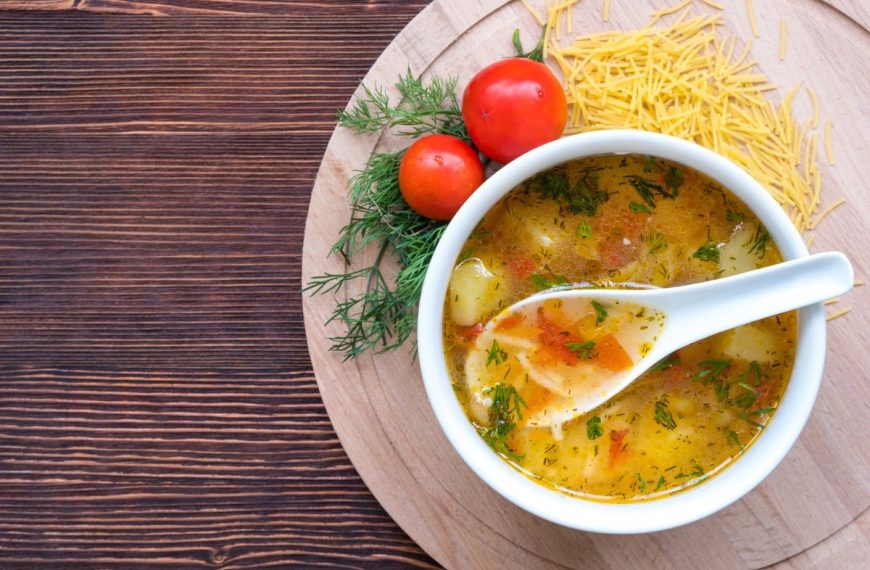 Leichte Hühnersuppe mit Nudeln, Kartoffeln, Tomaten und Karotten