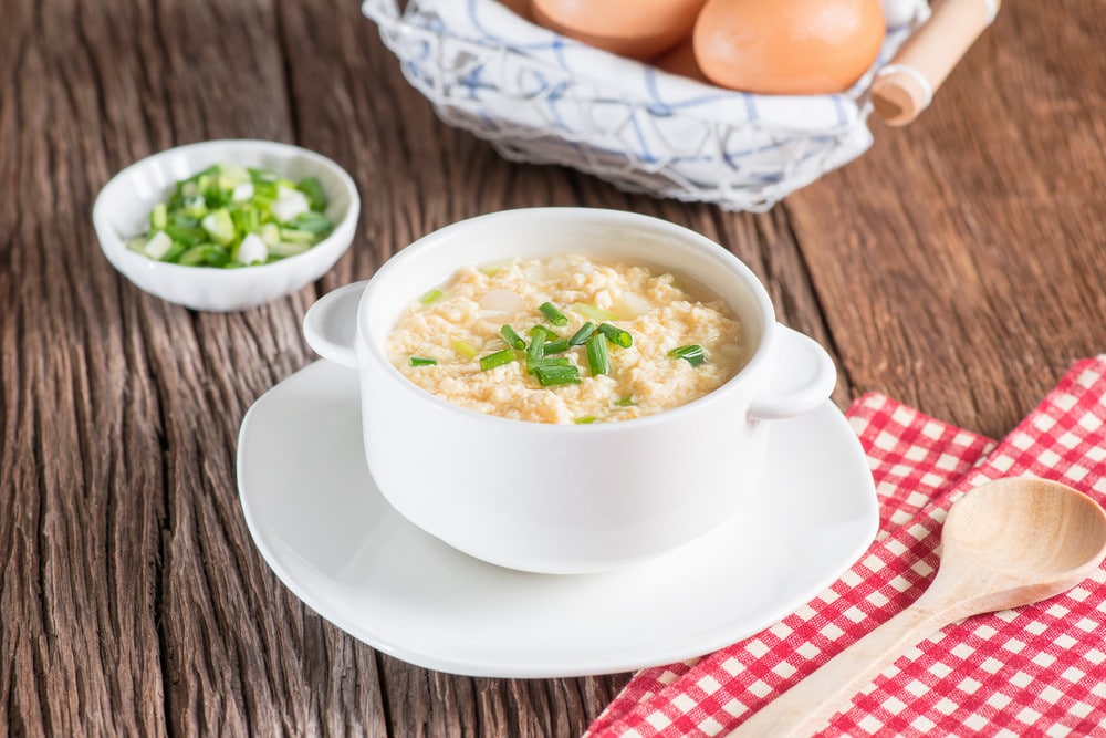 Leichte Kartoffelsuppe mit Eiern und Saurer Sahne