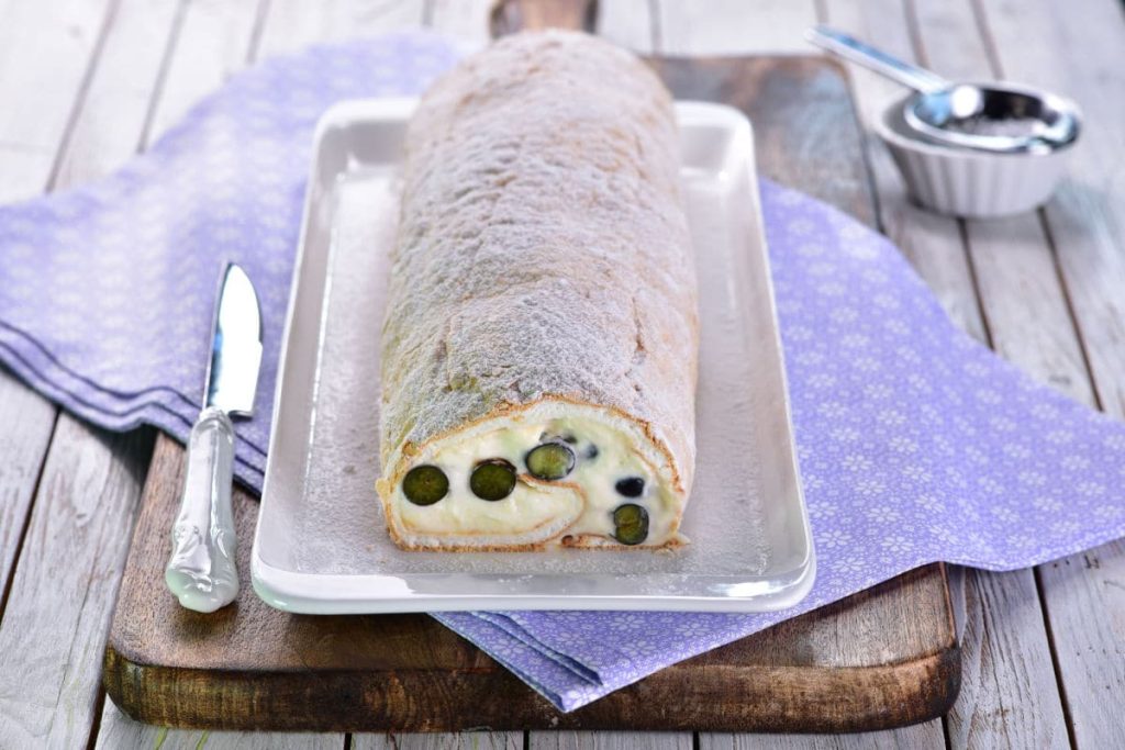 Leichte Sahnerolle aus Baiser mit Blaubeeren
