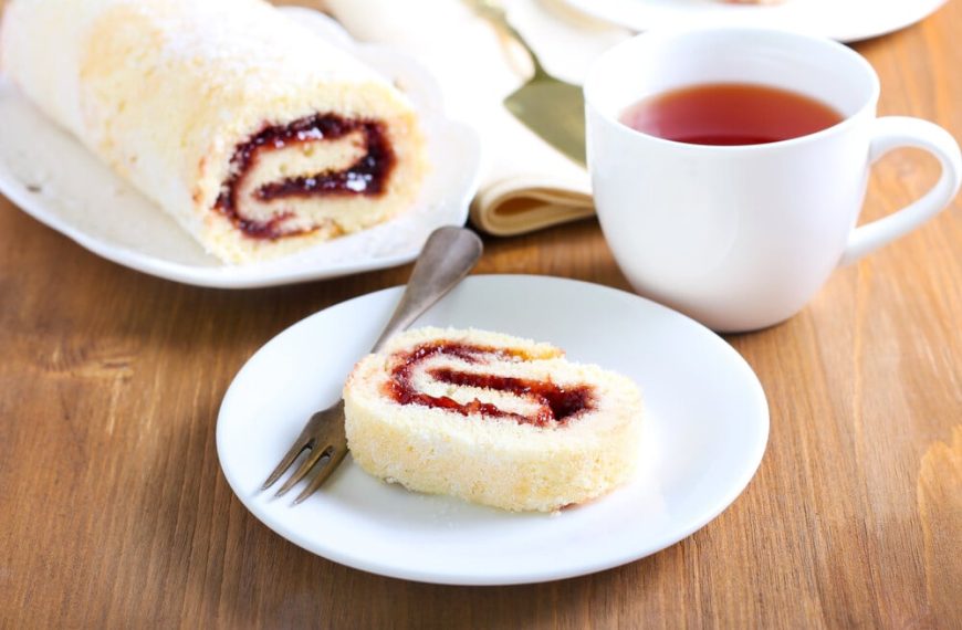 Leichte und einfache Biskuitrolle mit Erdbeermarmelade