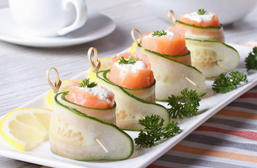 Leichte und gesunde Snacks mit Räucherlachs, Gurken und Frischkäse