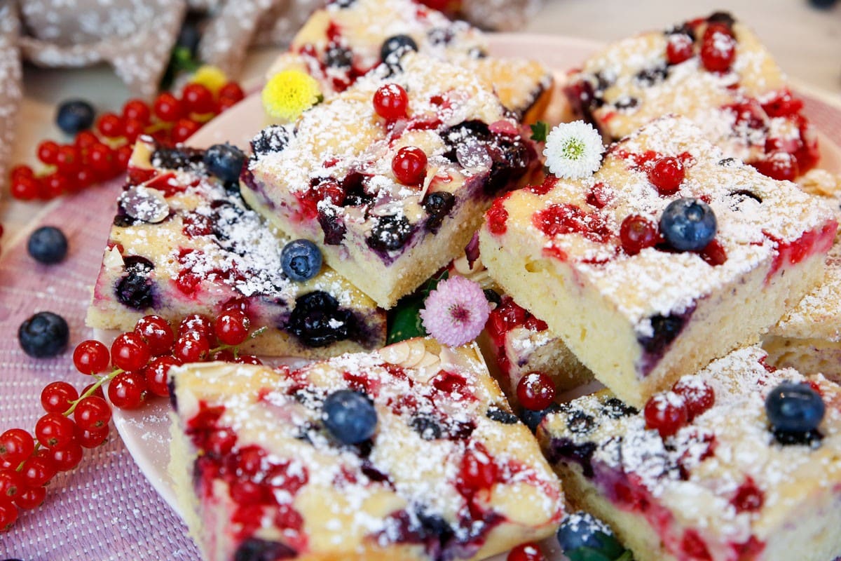 Leichter Buttermilchkuchen mit Beeren für Sommer