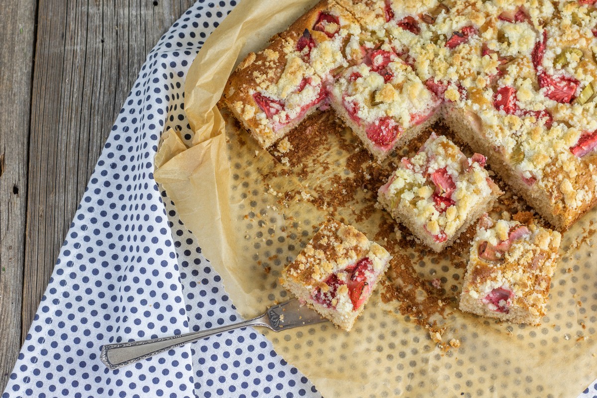 Leichter Erdbeer-Rhabarber Kuchen mit Vanillezucker und Streusel