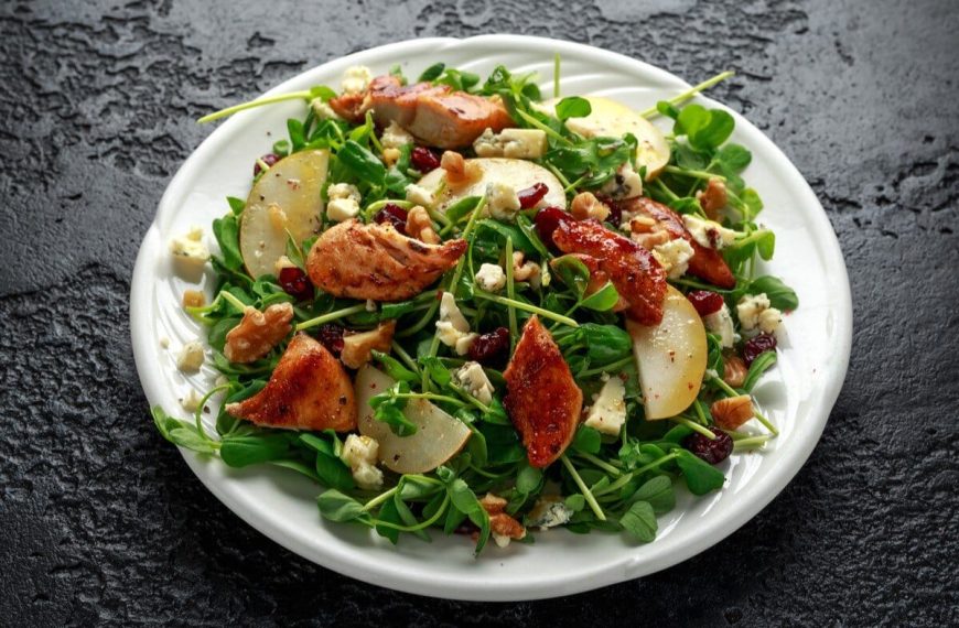 Leichter Hähnchensalat mit Blauschimmelkäse und Walnüssen