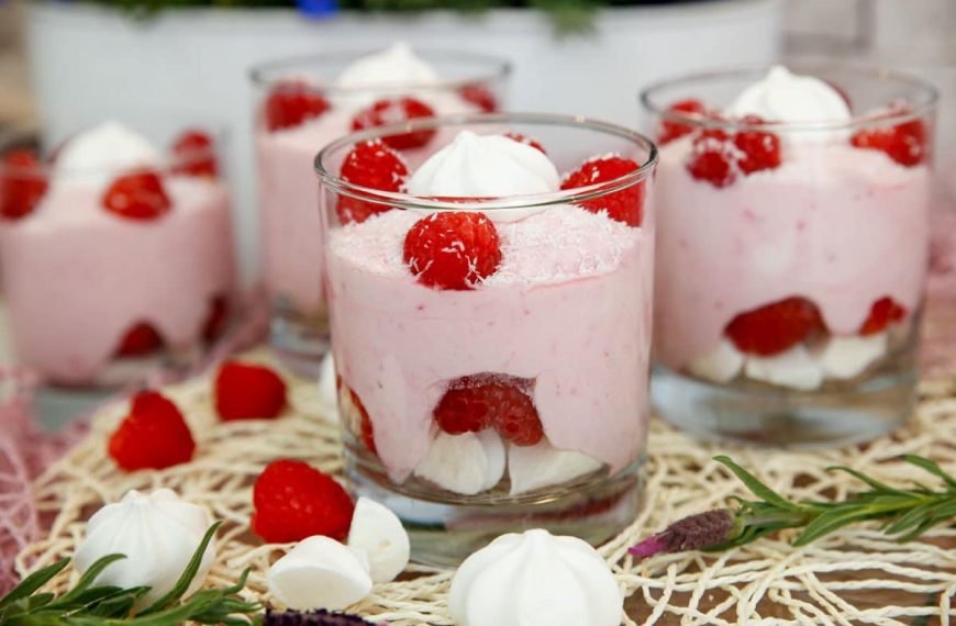 Leichter Himbeertraum mit Sahnecreme, Baiser und Kokosraspeln