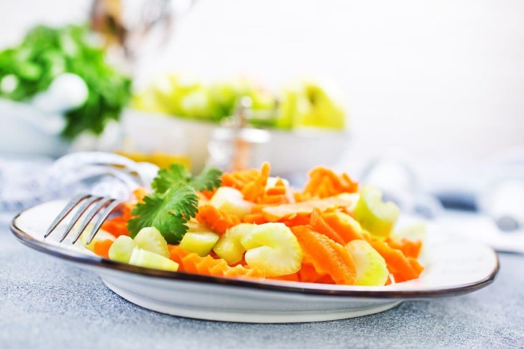Leichter Karotten Sellerie Salat mit Zitronendressing