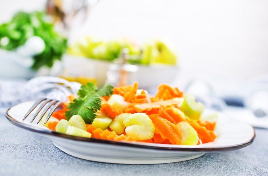 Leichter Karotten Sellerie Salat mit Zitronendressing
