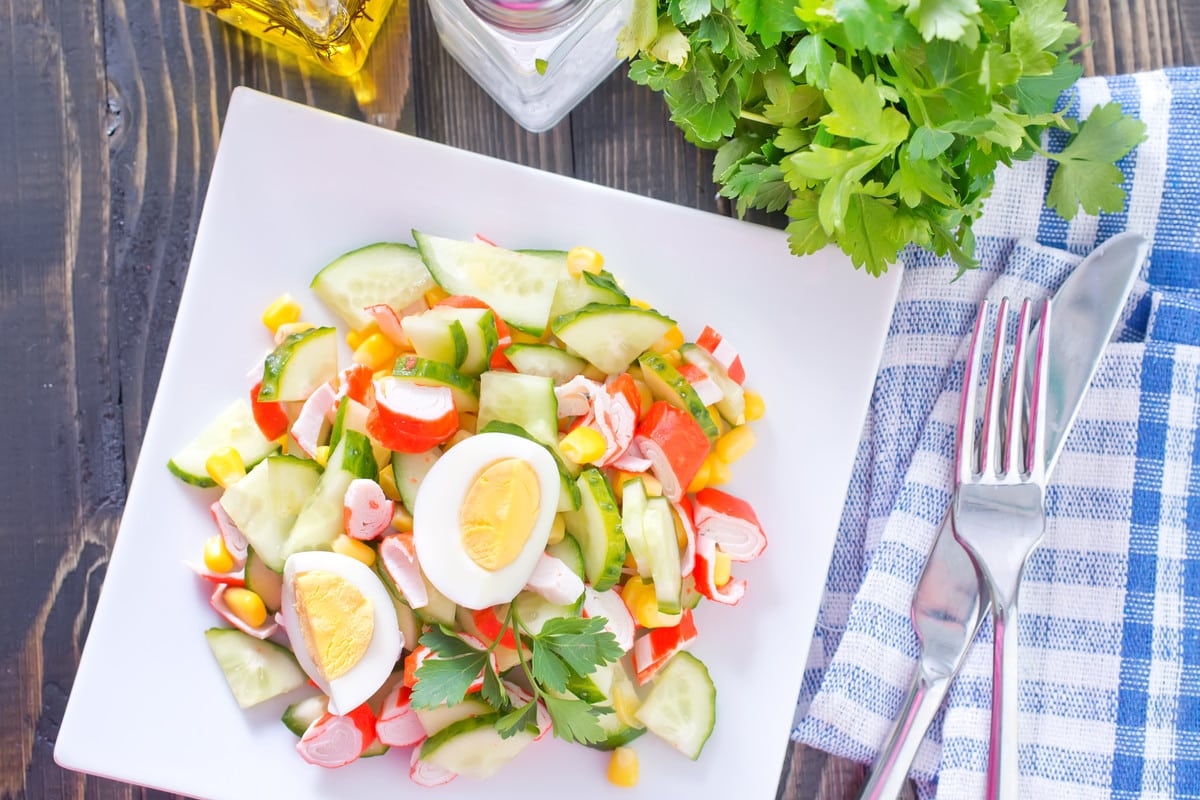 Leichter Krabbensalat mit Gurken