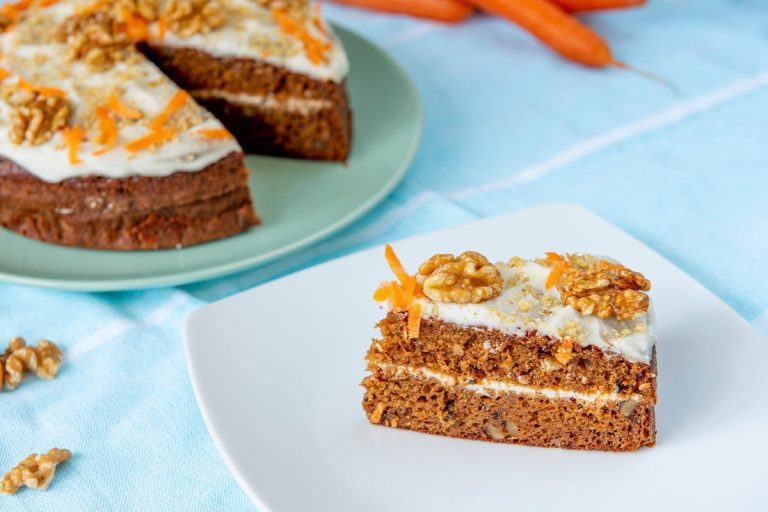 Leichter Möhrenkuchen mit Haferflocken, Nüssen und Quarkcreme