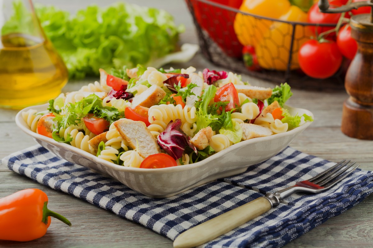 Leichter Nudelsalat mit Brustfilet und Gemüse zum Grillen