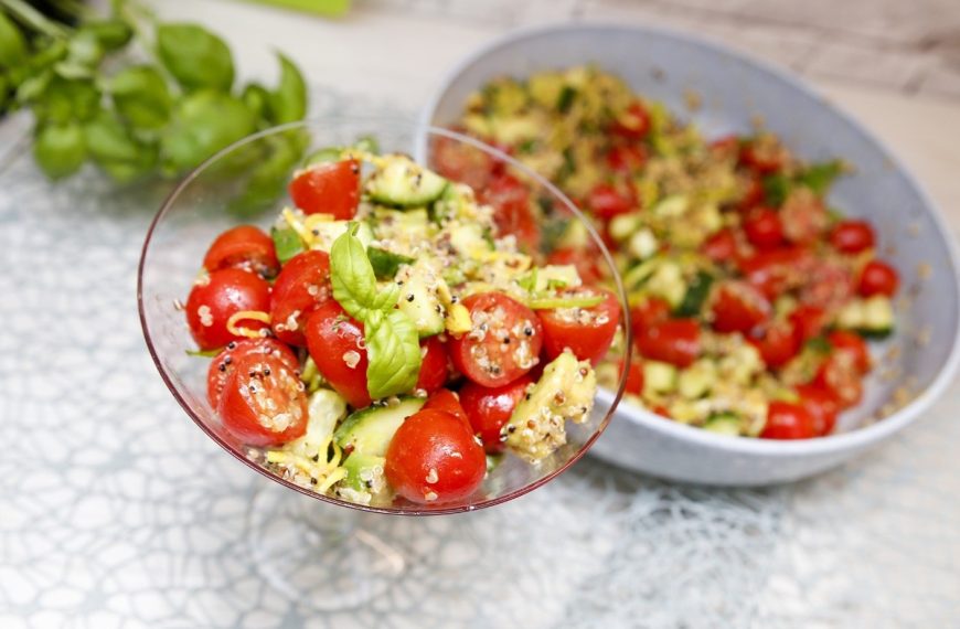 Leichter Quinoa Salat mit Avocado und Tomaten