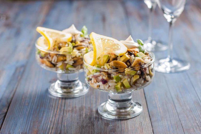 Leichter Reissalat mit Muscheln, Avocado und Schalotten
