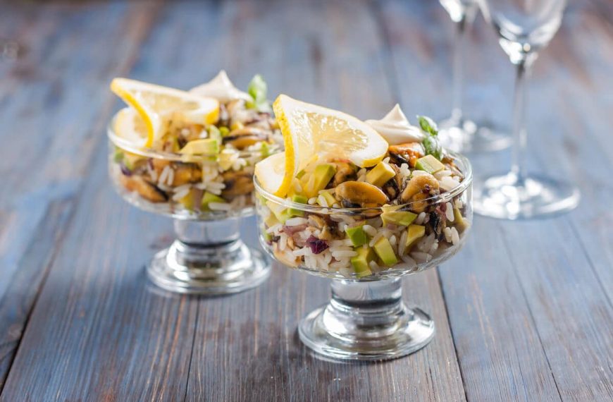 Leichter Reissalat mit Muscheln, Avocado und Schalotten