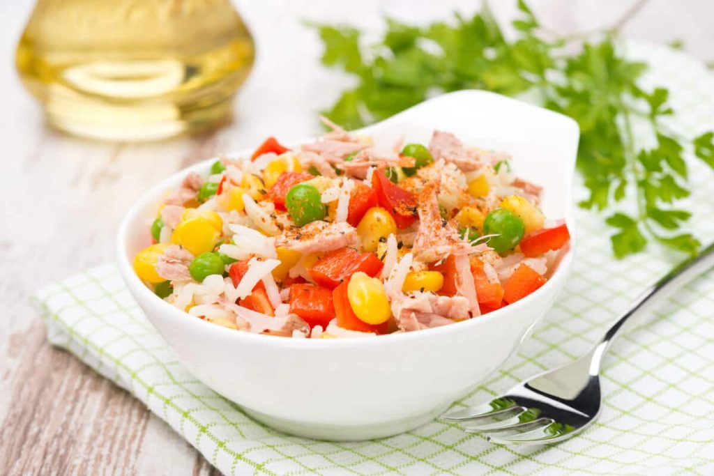 Leichter Reissalat mit Thunfisch, Erbsen und Mais