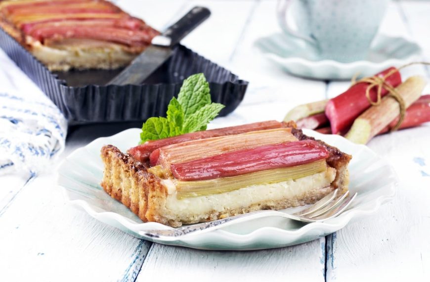 Leichter Rhabarberkuchen aus Mürbeteig mit Vanillepudding