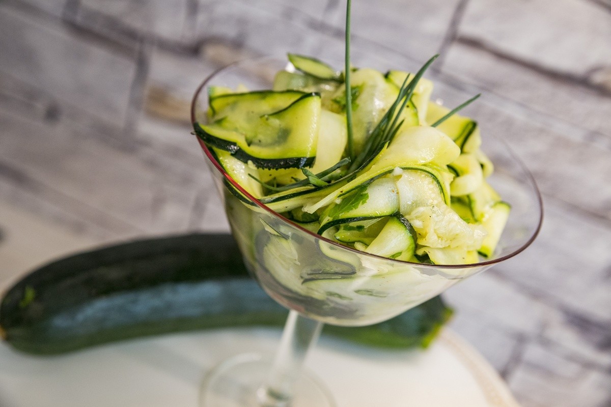 Leichter Sommersalat mit Zucchini und Knoblauch - Perfekt zum Grillen