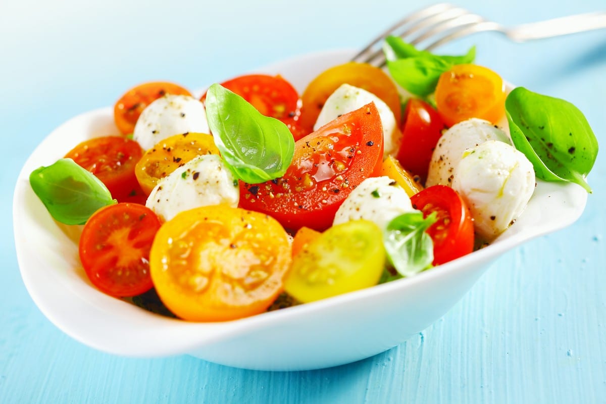Leichter Tomaten Mozzarella Salat zum Gegrillten
