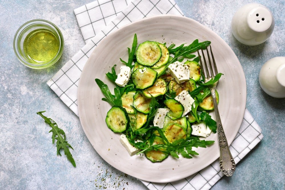 Leichter Zucchini Salat mit Rucola