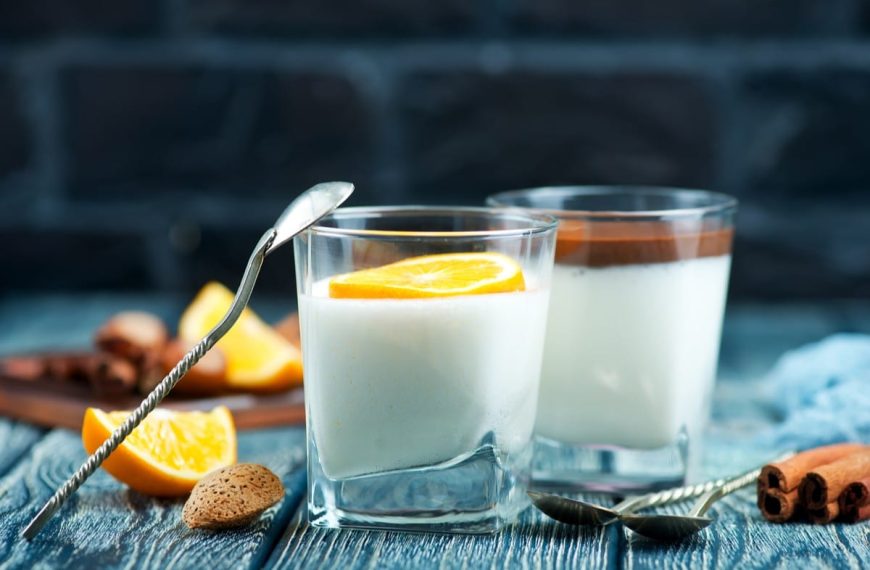 Leichtes Buttermilchdessert mit Saurer Sahne – Dessert im Glas