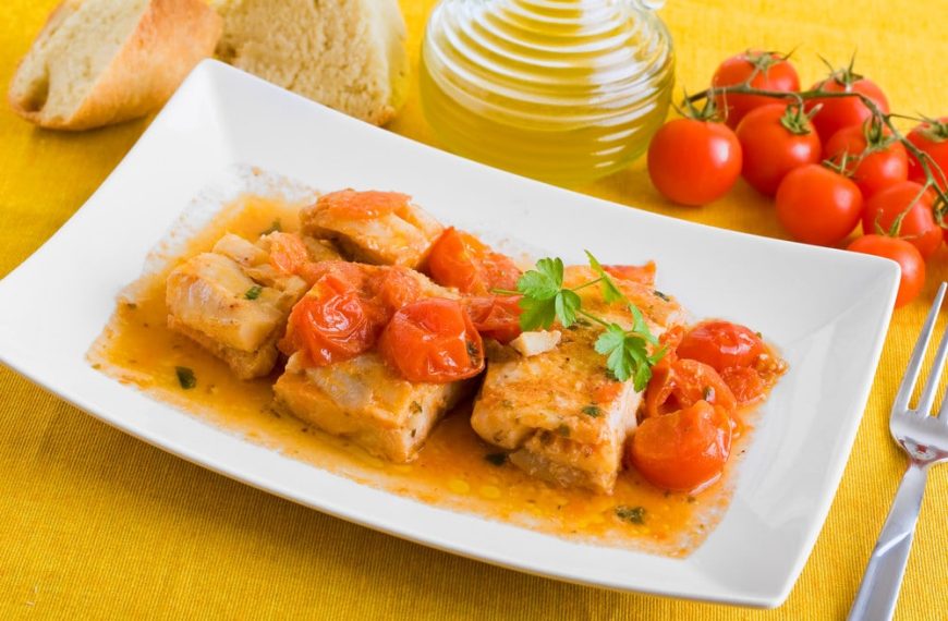 Leichtes Fischgericht mit Kabeljaufilet, Tomaten und Reis