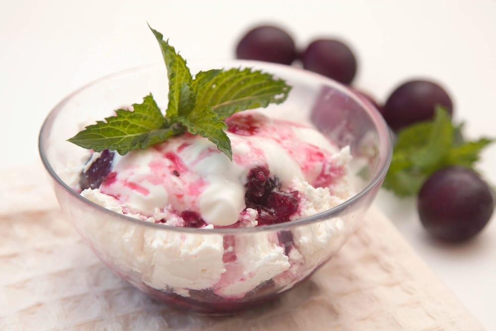 Leichtes Frühstück mit Joghurt, Quark und gebackenen Pflaumen