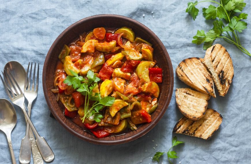 Leichtes Gemüseragu mit Zucchini, Paprika und Karotten