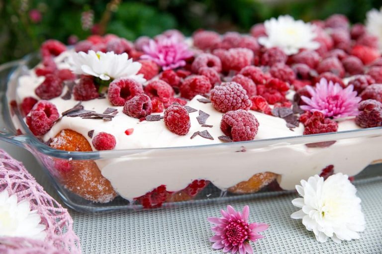 Leichtes Schichtdessert mit Himbeeren, Quarkbällchen und Mascarponecreme