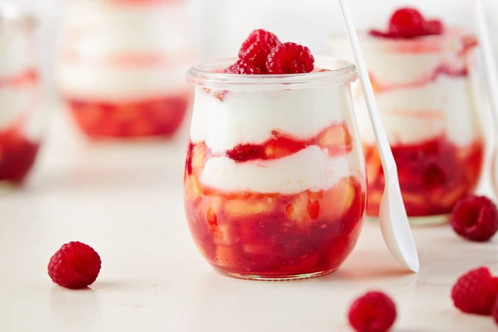 Leichtes Schichtdessert mit Himbeeren, Quarkbällchen und Mascarponecreme