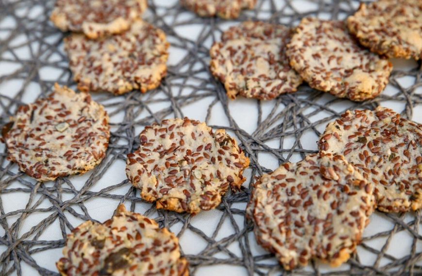 Leinsamen Cracker mit Sonnenblumenkernen und Mandelmehl – Glutenfreier Snack