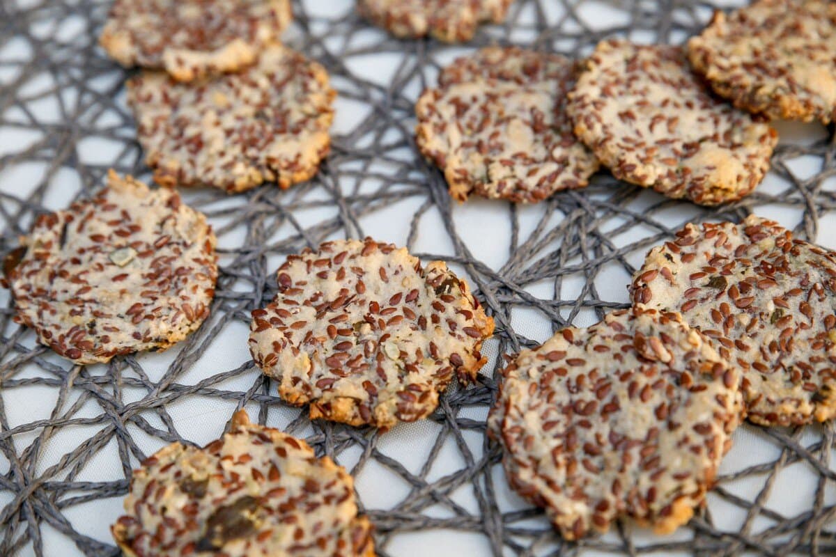 Leinsamen Cracker mit Sonnenblumenkernen und Mandelmehl - Glutenfreier Snack